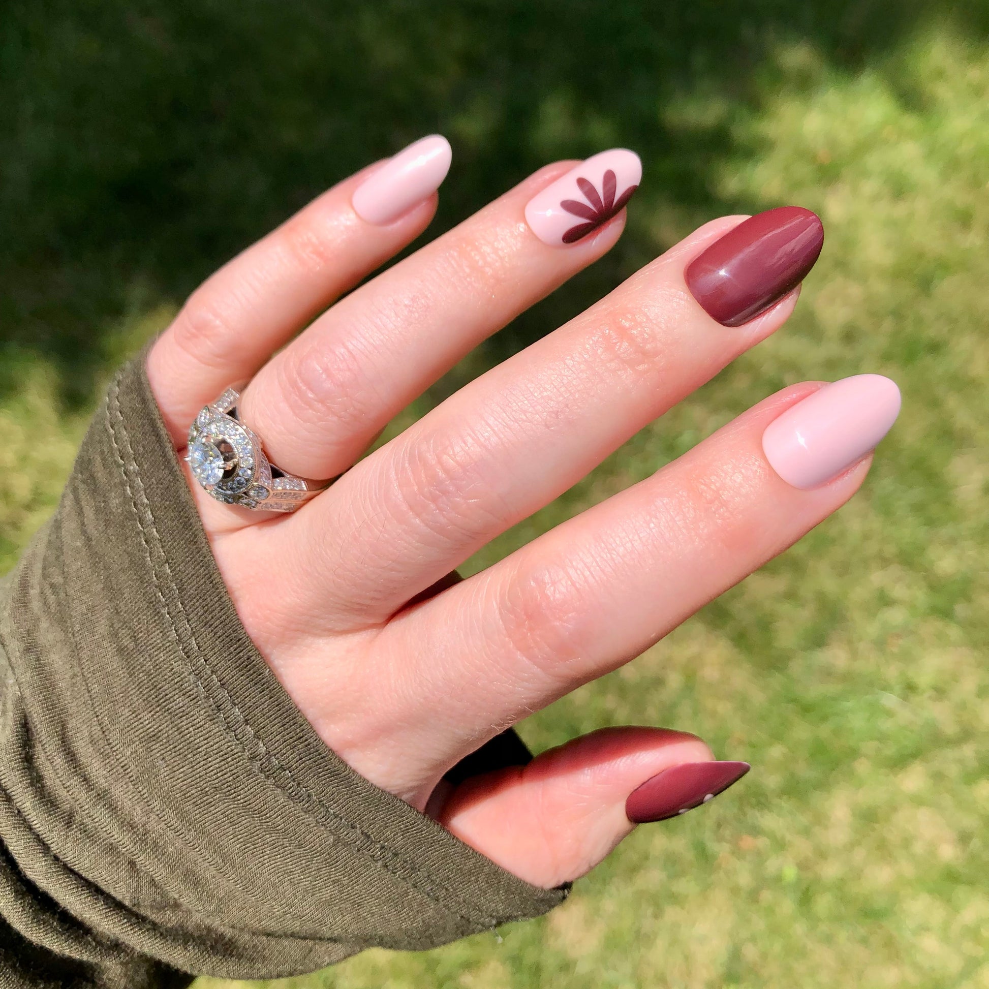 Big Duo Toned Flowers | Medium | Oval - Tab Press-On